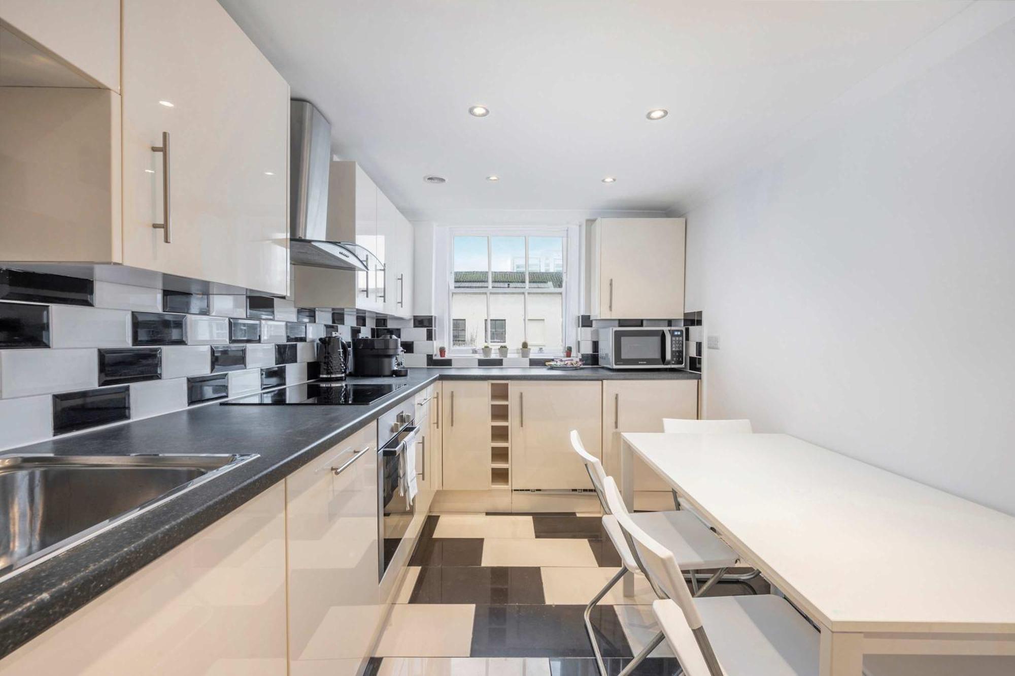 Above & Beyond - Fitzrovia - By Frankie Says Apartment