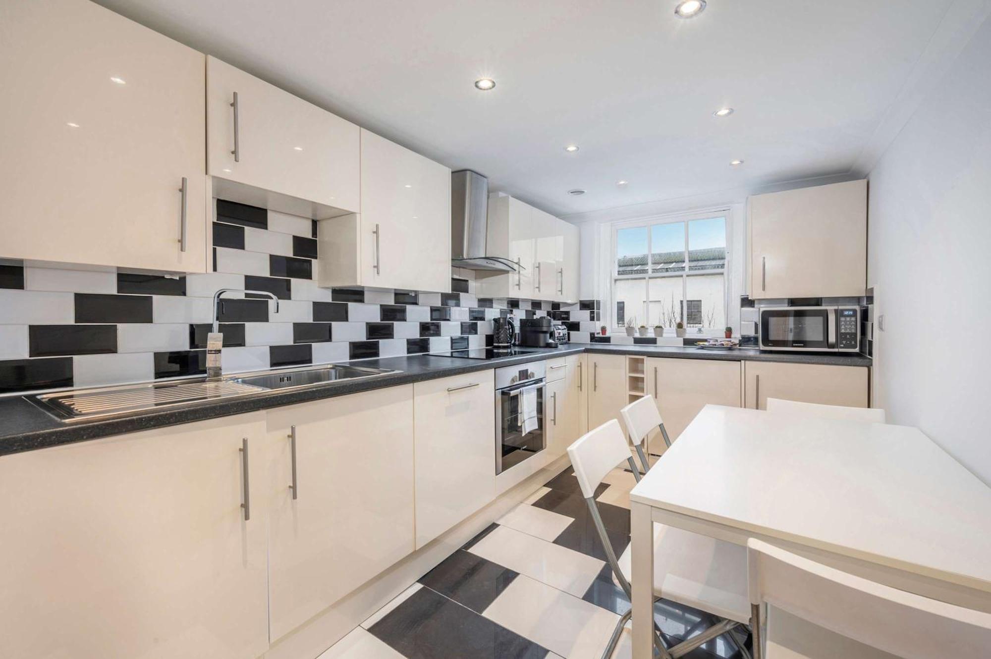 Apartment Above & Beyond - Fitzrovia - By Frankie Says *