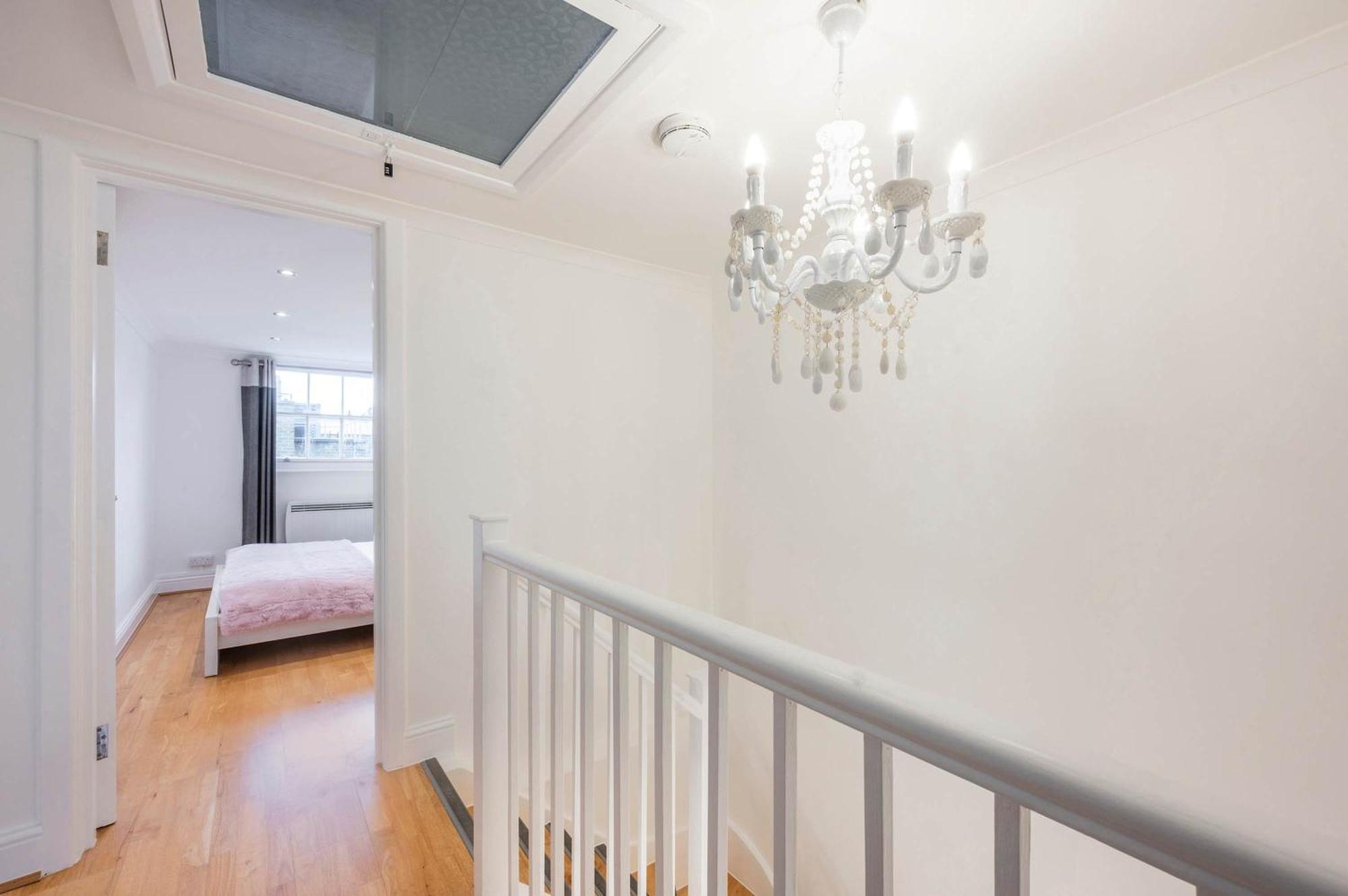 Above & Beyond - Fitzrovia - By Frankie Says Apartment